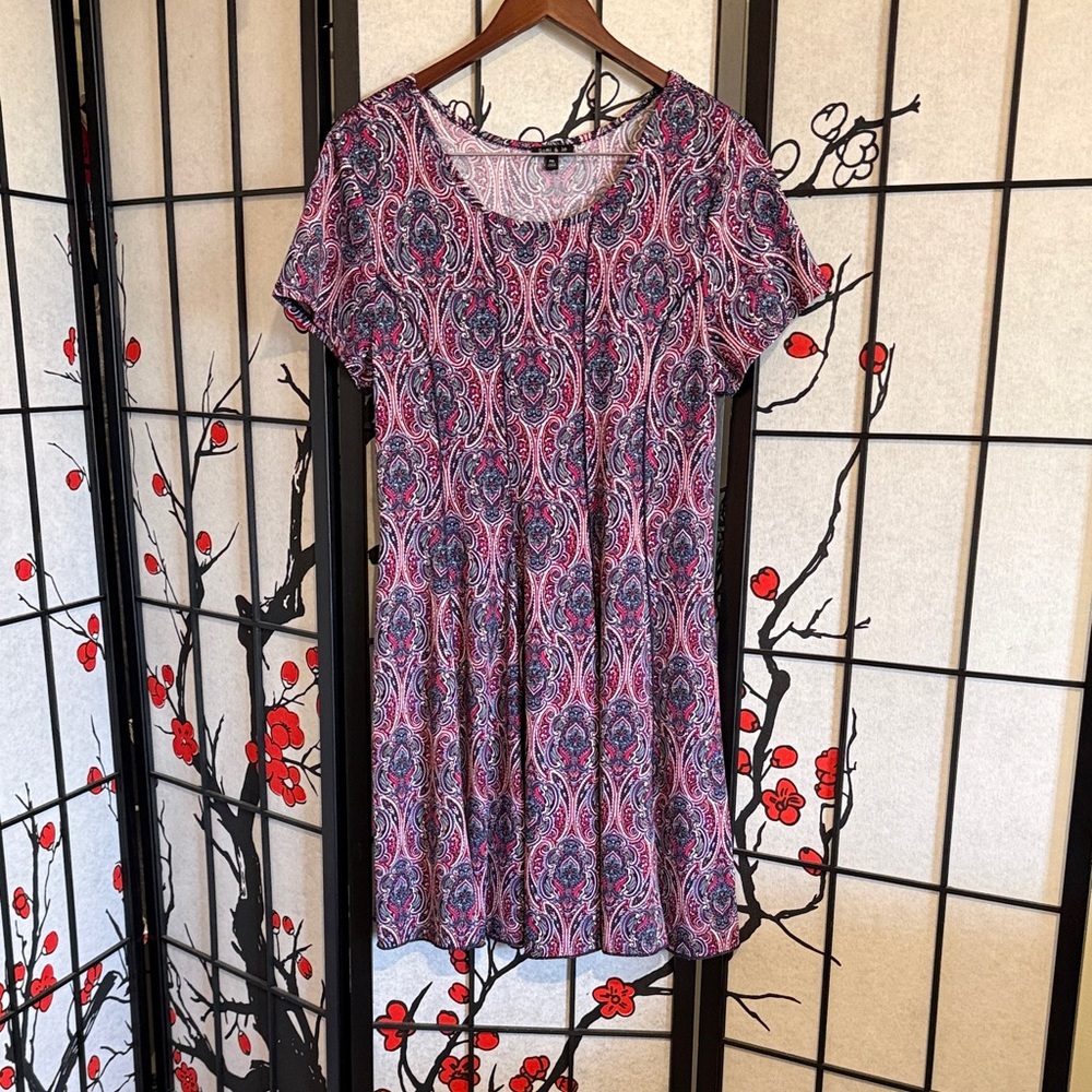Sami & Jo Women’s Pink and Purple Paisley Short Sleeve Knit Swing Dress